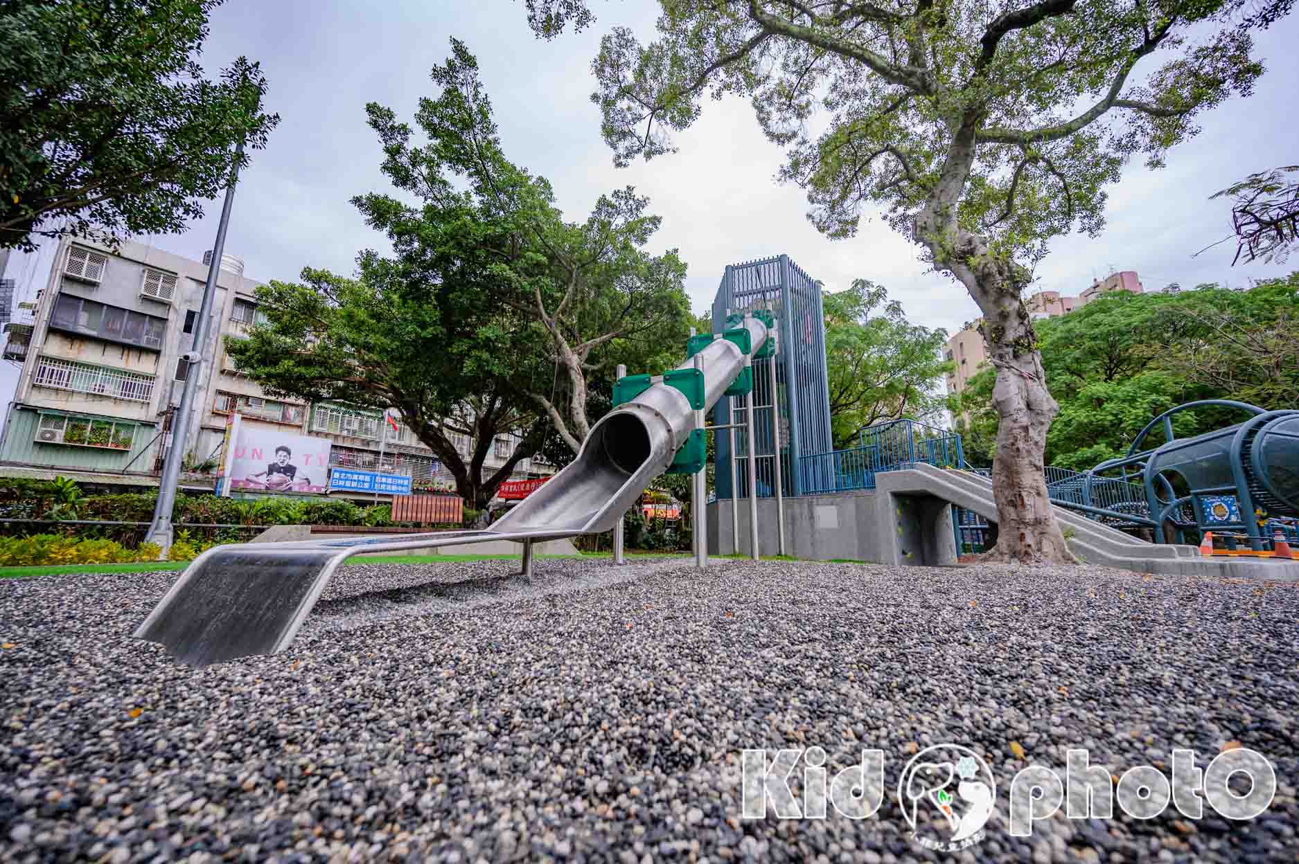 台北。萬華〡青年公園〡飛行探索遊戲場。高速塔臺溜滑梯。巨型飛機攀爬網