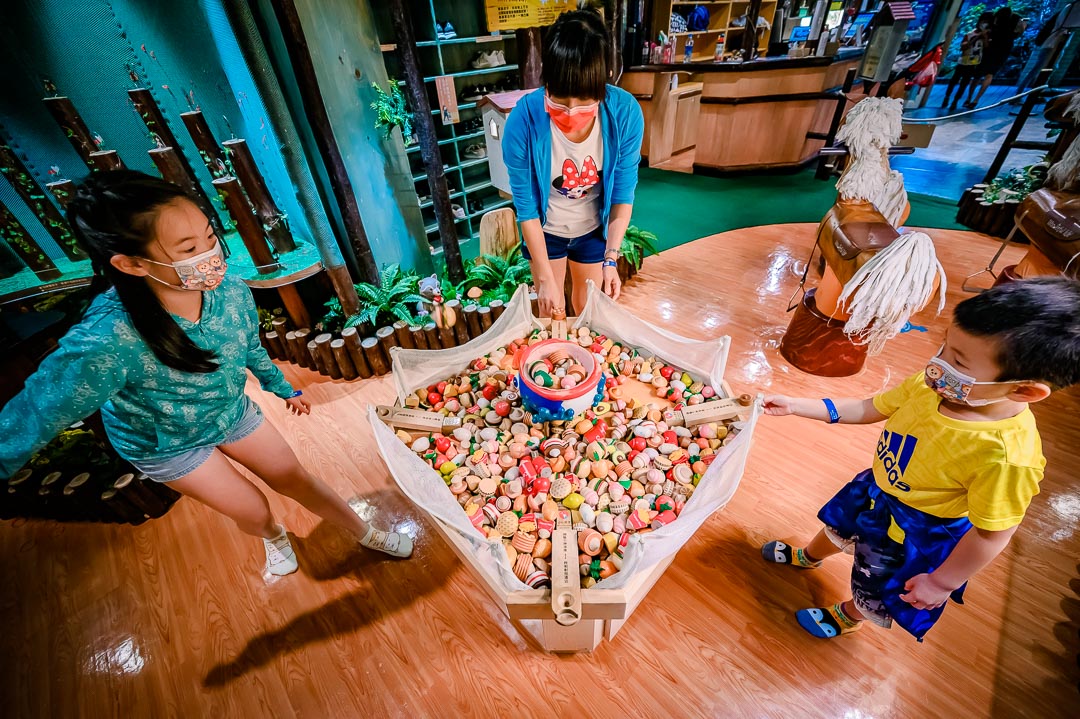 台北中正景點〡木育森林華山店〡全木造遊樂設施。高達四十多種遊戲。一起來玩體能、考益智、比竸技。手作木製音樂盒