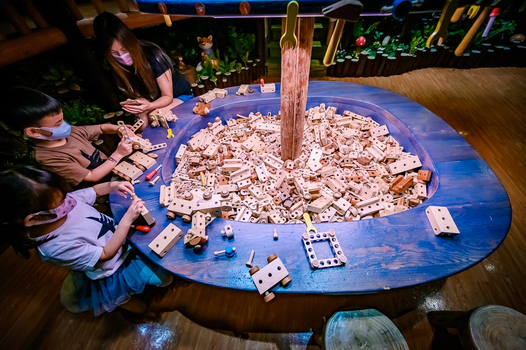 台北中正景點〡木育森林華山店〡全木造遊樂設施。高達四十多種遊戲。一起來玩體能、考益智、比竸技。手作木製音樂盒