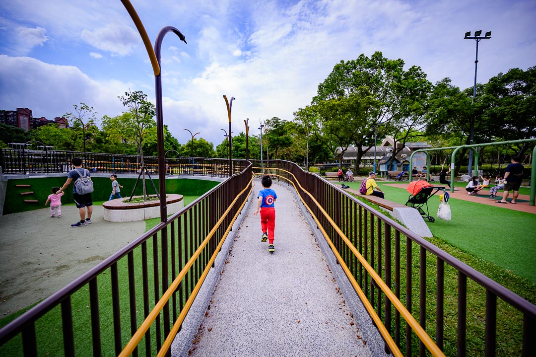 台北。大安〡大安森林公園〡2021森林之王遊戲場。恐龍造型磨石子溜滑梯。近大安森林公園站