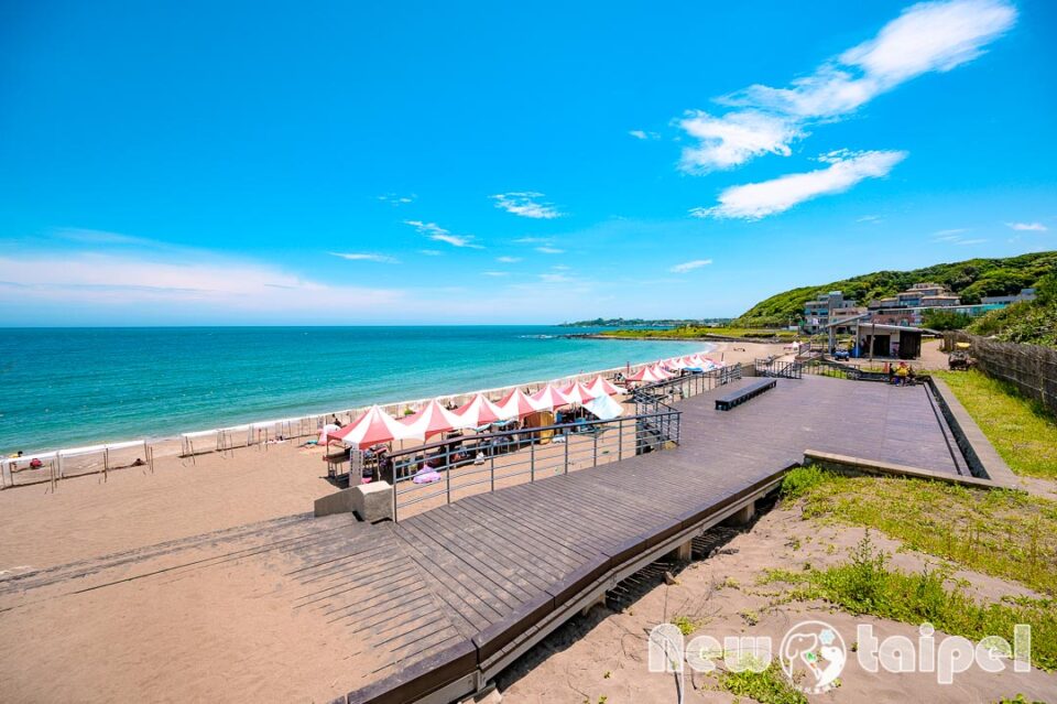 新北石門景點〡白沙灣〡北部親子海水浴場, 夏日消暑好去處, 暑假TOP1戲水點, 豹豹咖啡來一杯, 北海岸遊憩探索館