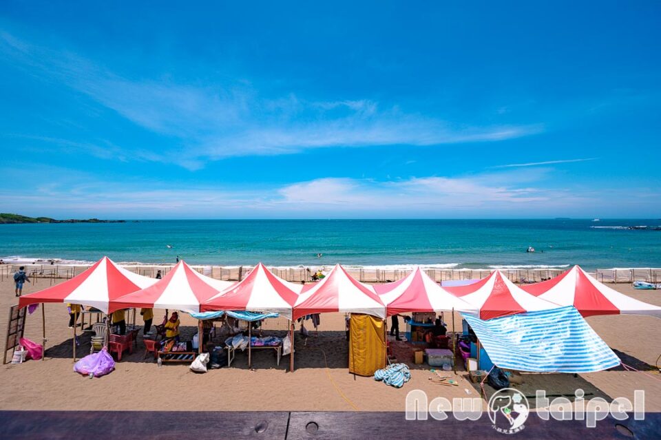新北石門景點〡白沙灣〡北部親子海水浴場, 夏日消暑好去處, 暑假TOP1戲水點, 豹豹咖啡來一杯, 北海岸遊憩探索館