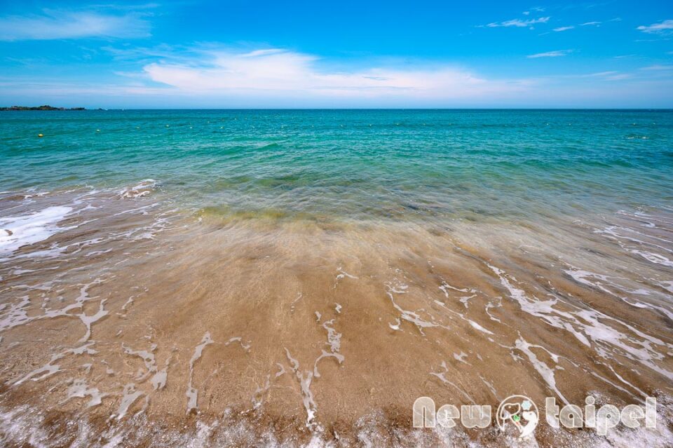 新北石門景點〡白沙灣〡北部親子海水浴場, 夏日消暑好去處, 暑假TOP1戲水點, 豹豹咖啡來一杯, 北海岸遊憩探索館