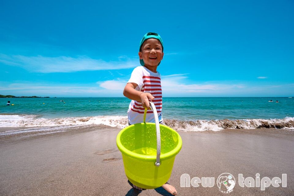 新北石門景點〡白沙灣〡北部親子海水浴場, 夏日消暑好去處, 暑假TOP1戲水點, 豹豹咖啡來一杯, 北海岸遊憩探索館