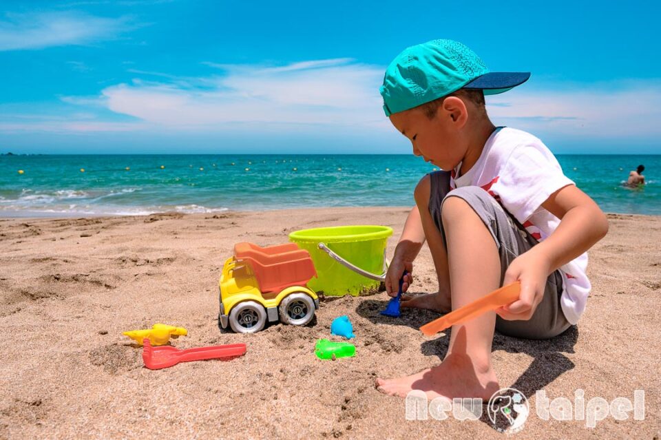 新北石門景點〡白沙灣〡北部親子海水浴場, 夏日消暑好去處, 暑假TOP1戲水點, 豹豹咖啡來一杯, 北海岸遊憩探索館