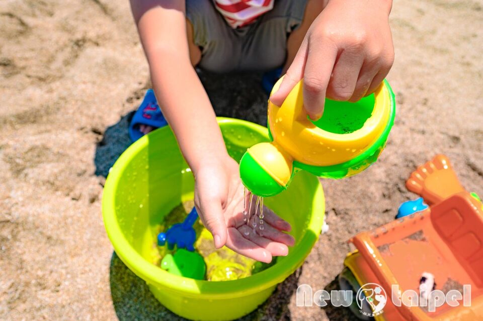 新北石門景點〡白沙灣〡北部親子海水浴場, 夏日消暑好去處, 暑假TOP1戲水點, 豹豹咖啡來一杯, 北海岸遊憩探索館