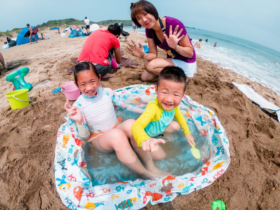 新北石門景點〡白沙灣〡北部親子海水浴場, 夏日消暑好去處, 暑假TOP1戲水點, 豹豹咖啡來一杯, 北海岸遊憩探索館