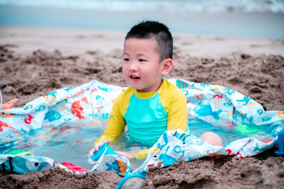 新北石門景點〡白沙灣〡北部親子海水浴場, 夏日消暑好去處, 暑假TOP1戲水點, 豹豹咖啡來一杯, 北海岸遊憩探索館