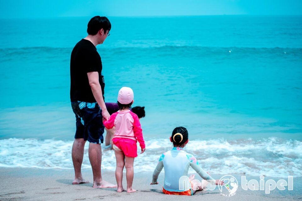 新北石門景點〡白沙灣〡北部親子海水浴場, 夏日消暑好去處, 暑假TOP1戲水點, 豹豹咖啡來一杯, 北海岸遊憩探索館