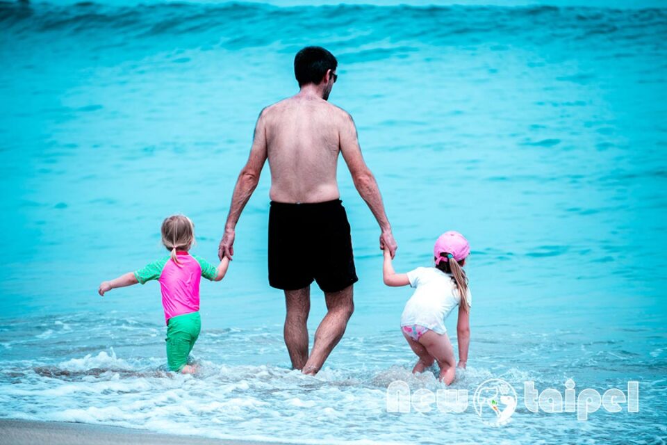 新北石門景點〡白沙灣〡北部親子海水浴場, 夏日消暑好去處, 暑假TOP1戲水點, 豹豹咖啡來一杯, 北海岸遊憩探索館