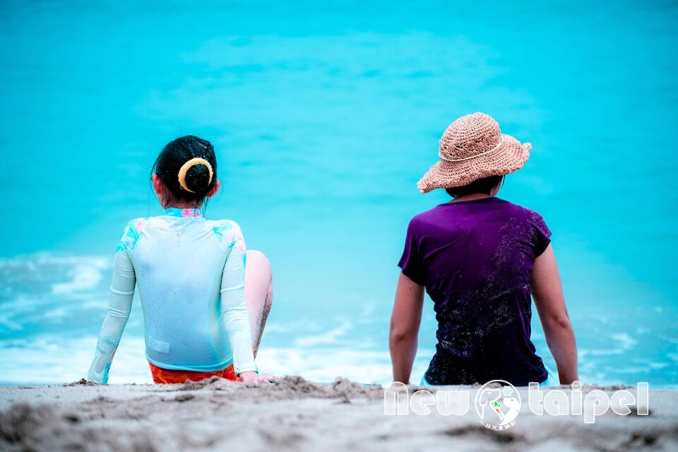 新北石門景點〡白沙灣〡北部親子海水浴場, 夏日消暑好去處, 暑假TOP1戲水點, 豹豹咖啡來一杯, 北海岸遊憩探索館