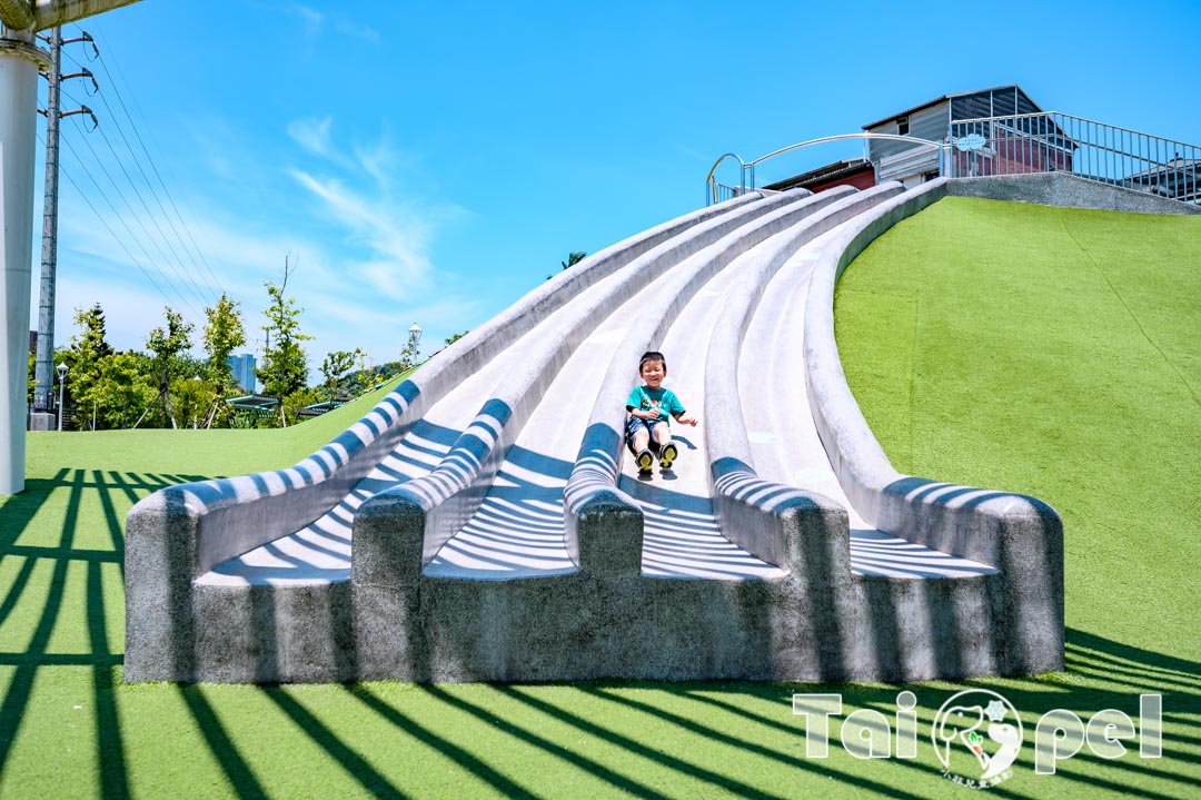 新北。汐止〡白雲公園〡九道超長磨石子滑梯。360度環狀盪鞦韆。紙飛機造型遮陽棚