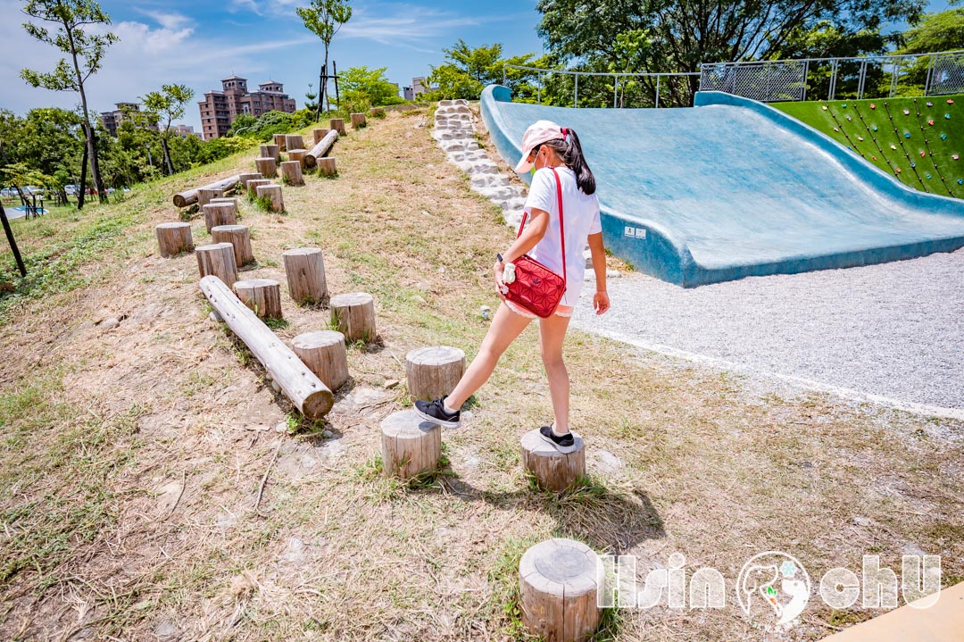 新竹竹北景點〡AI智慧園區公園〡竹北首座共融式遊戲場。兒童滑步車練習場。超熱門滑索遊戲場