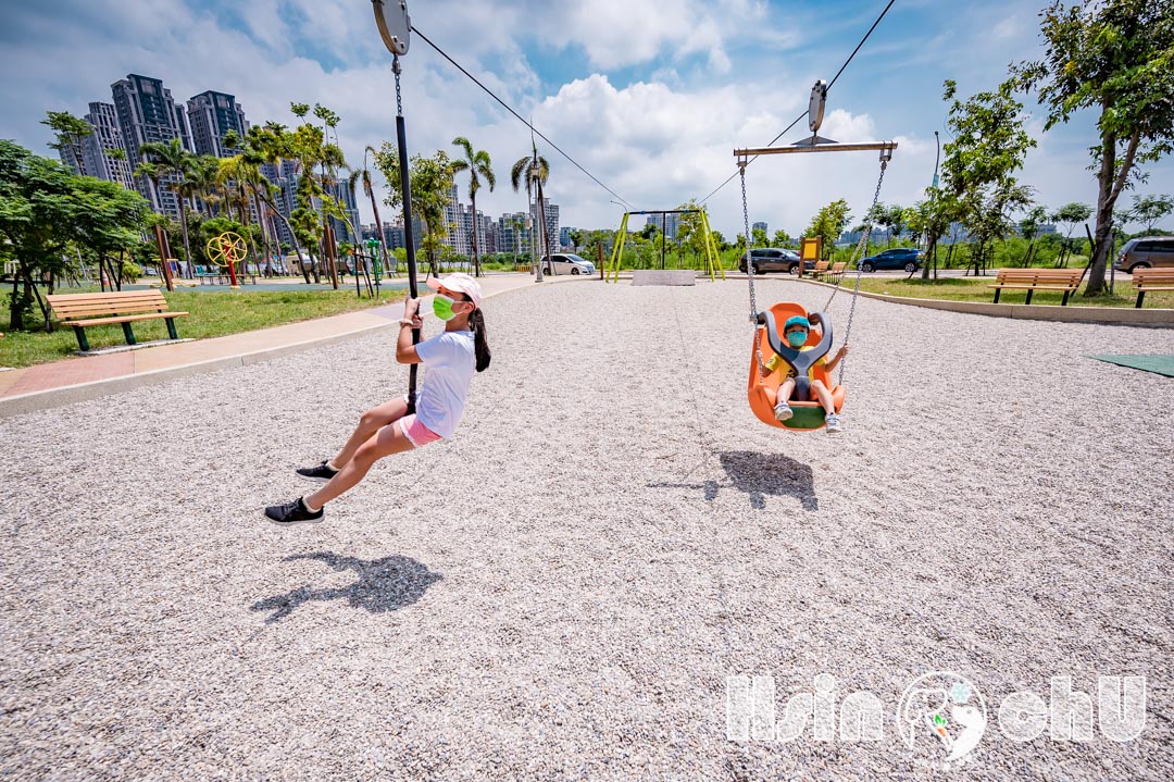 新竹竹北景點〡AI智慧園區公園〡竹北首座共融式遊戲場。兒童滑步車練習場。超熱門滑索遊戲場