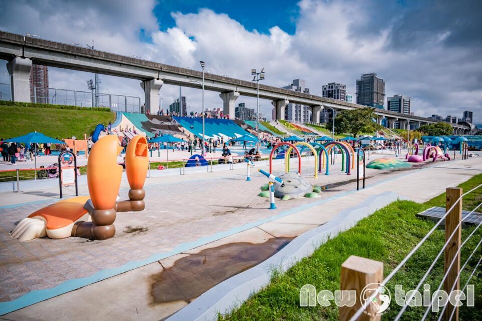 新北三重景點〡新北大都會公園〡海世界水樂園, 夏日限定免費玩水公園, 潮間帶生物造型遊具, 熊猴森樂園水陸一起玩