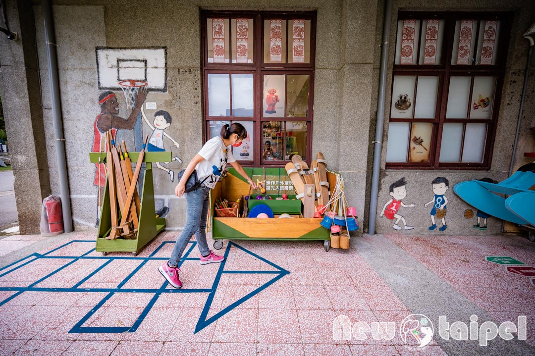 新北板橋景點〡435藝文特區〡漫畫風藝術彩繪牆, 超大戶外草皮野餐好選擇, 台灣復古童玩博物館