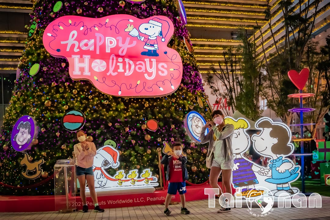 台南市區景點〡南紡購物中心〡史努比13米高聲光聖誕樹, 史努比飛行員登陸南紡, PEANUTS史努比專賣店