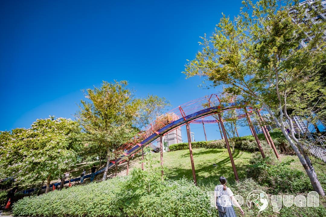 桃園市區景點〡風禾公園〡桃園最長滾輪溜滑梯, 體驗超快感的速度, 兒童水果遊戲場, 盡情奔跑大草皮, 遮陽沙坑開玩囉, 綠蔭休閒步道