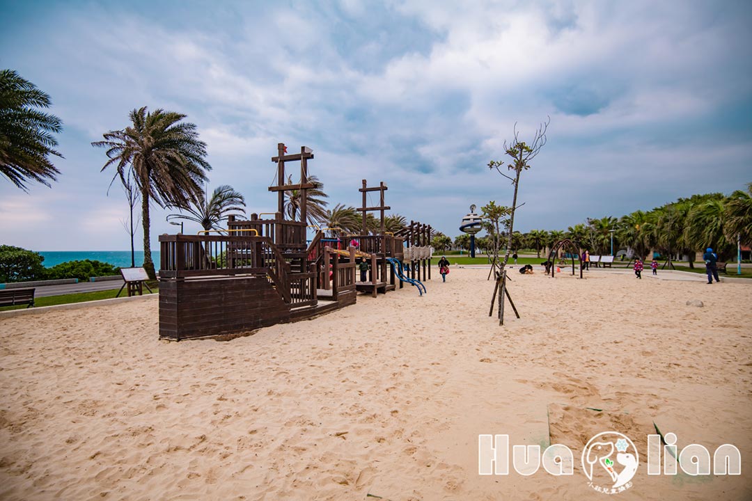 花蓮市區景點〡太平洋公園南濱段〡巨大的海盜船大沙坑讓孩子們玩到不想走。沿海的地景讓你美拍不停