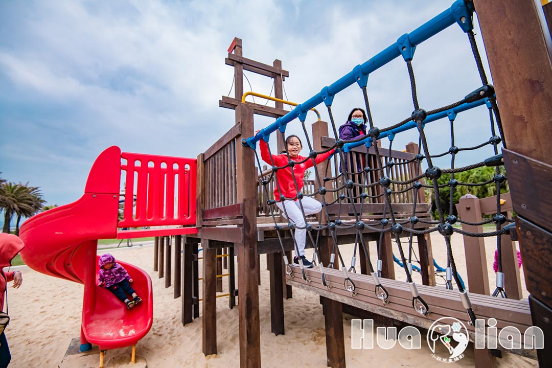 花蓮市區景點〡太平洋公園南濱段〡巨大的海盜船大沙坑讓孩子們玩到不想走。沿海的地景好美拍