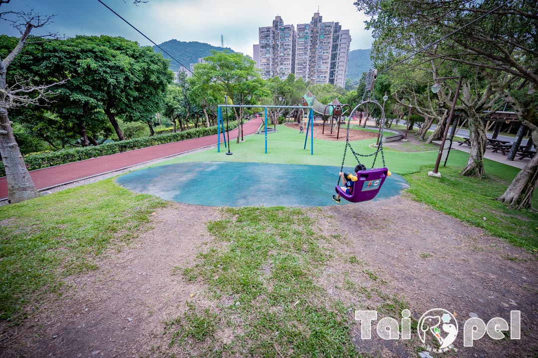 台北市區景點〡南港公園〡浮誇公園牌樓,三款不同主題滑梯,地鼠秘密基地,超過15公頃大公園