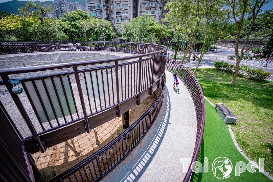 台北市區景點〡南港公園〡浮誇公園牌樓, 三款不同主題滑梯, 地鼠秘密基地, 兒童歡樂天地, 超過10公頃大公園, 有山有湖有森林
