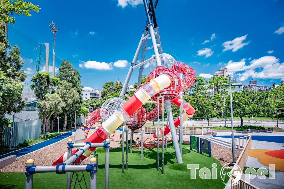台北市區景點〡天母運動公園〡天母夢想樂園, 棒球主題共融遊戲場, 逛完高島屋就來玩公園, 棒球造景很吸睛