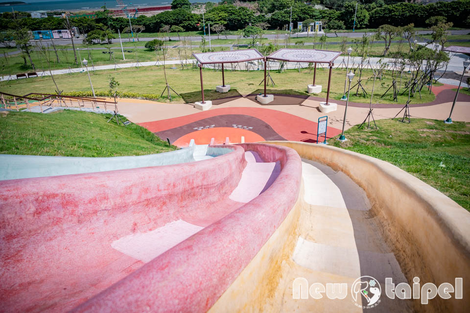 新北八里景點〡十三行文化公園〡巨型陶罐造型滑梯, 滑草放風箏玩滑索, 佔地超大望海公園