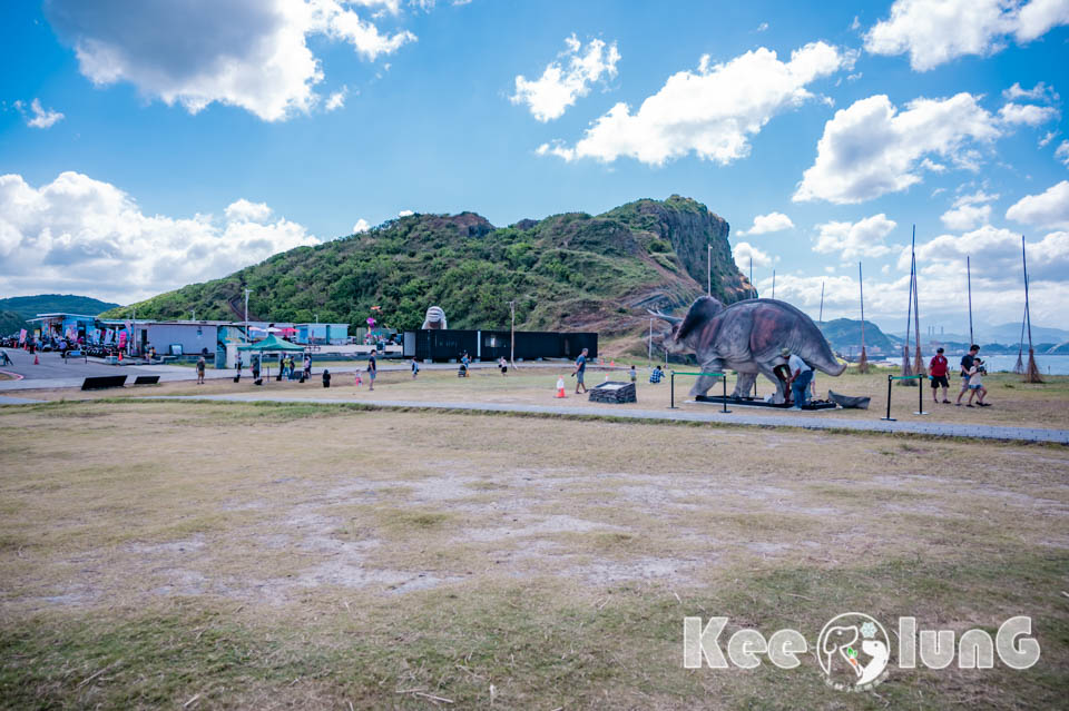 基隆中正景點〡潮境公園〡最新基隆恐龍 AR 生態園區進駐, 試營運期間免費沉浸式體驗, 遠眺基隆嶼九份山城, 學哈利波特騎著掃把飛, 經典鸚鵡螺溜滑梯, 潮市集別錯過