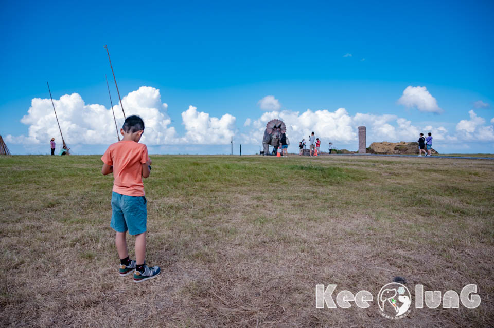 基隆中正景點〡潮境公園〡最新基隆恐龍 AR 生態園區進駐, 試營運期間免費沉浸式體驗, 遠眺基隆嶼九份山城, 學哈利波特騎著掃把飛, 經典鸚鵡螺溜滑梯, 潮市集別錯過