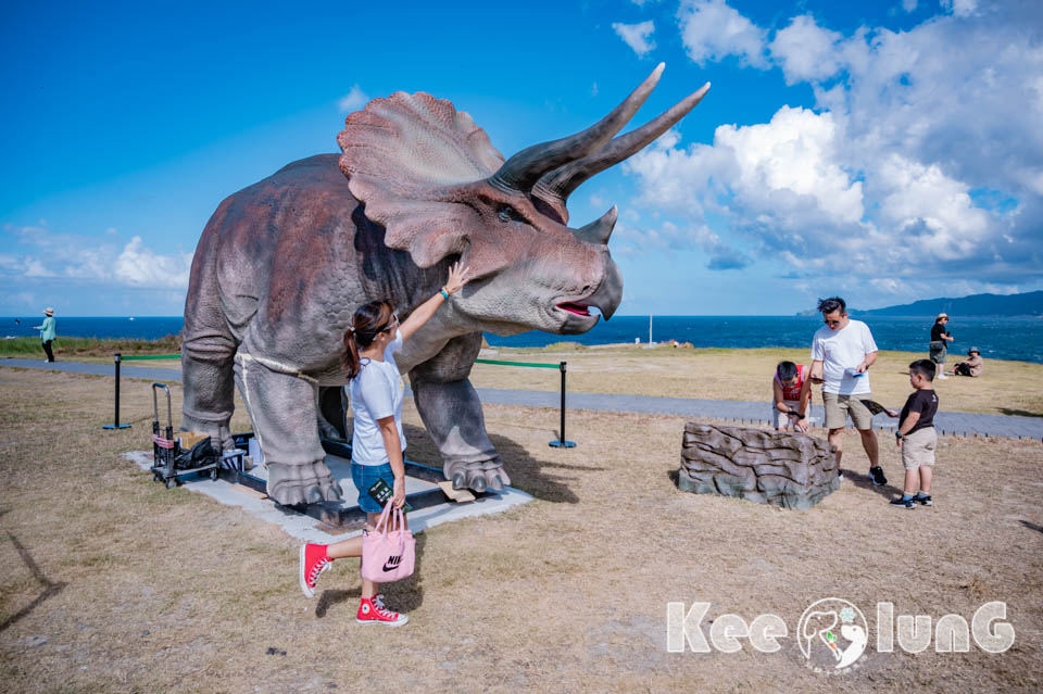 基隆中正景點〡潮境公園〡最新基隆恐龍 AR 生態園區進駐, 試營運期間免費沉浸式體驗, 遠眺基隆嶼九份山城, 學哈利波特騎著掃把飛, 經典鸚鵡螺溜滑梯, 潮市集別錯過