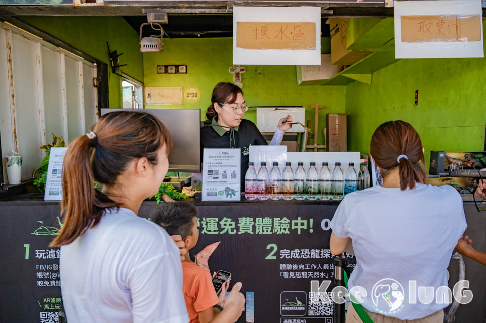 基隆中正景點〡潮境公園〡最新基隆恐龍 AR 生態園區進駐, 試營運期間免費沉浸式體驗, 遠眺基隆嶼九份山城, 學哈利波特騎著掃把飛, 經典鸚鵡螺溜滑梯, 潮市集別錯過