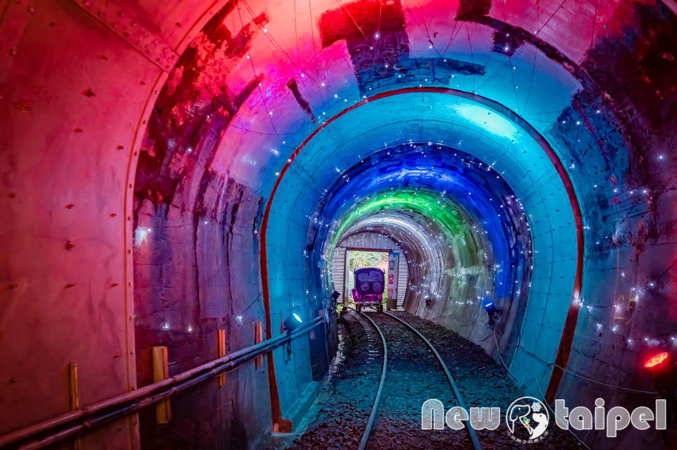 新北瑞芳景點〡深澳鐵道自行車〡穿越星空下心形隧道, 可愛俏皮河豚造型自行車, 海洋聲光影雕秀