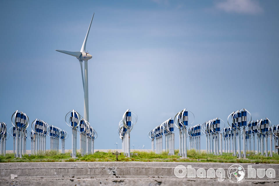 彰化芳苑景點〡王功小型風力發電廠〡藍天使的魔法棒,數大就是美的呈現,網美教主別錯過