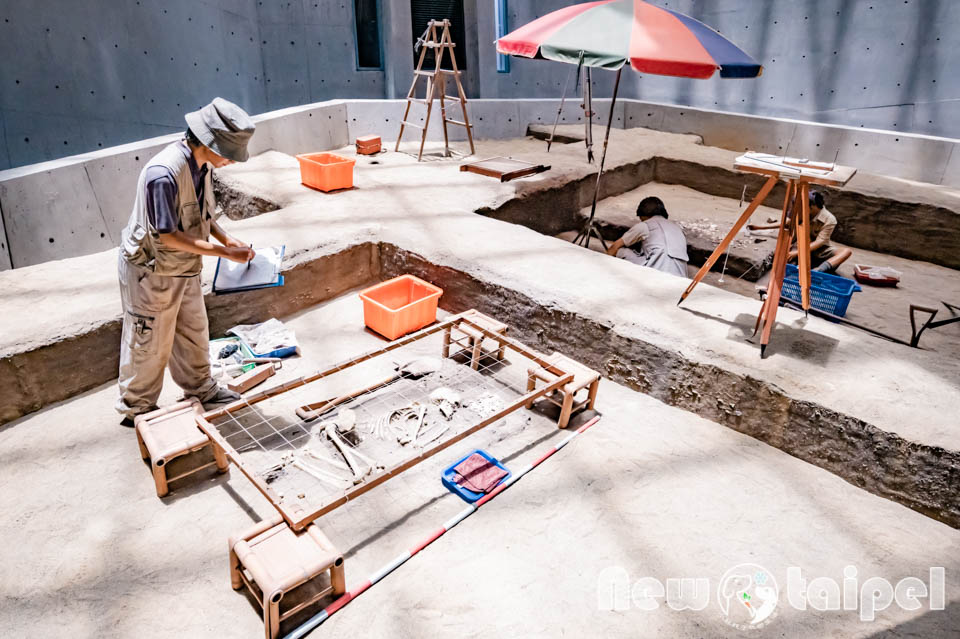 新北八里景點〡十三行博物館〡考古挖沙體驗, 超逼真考土學者, 3D彩繪海底隧道