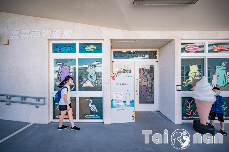 台南七股景點〡七股遊客中心〡濃濃設計感的唯美建築,水中藝術品, 六號小島的浪漫, 室內展館樸實無華但很有溫度