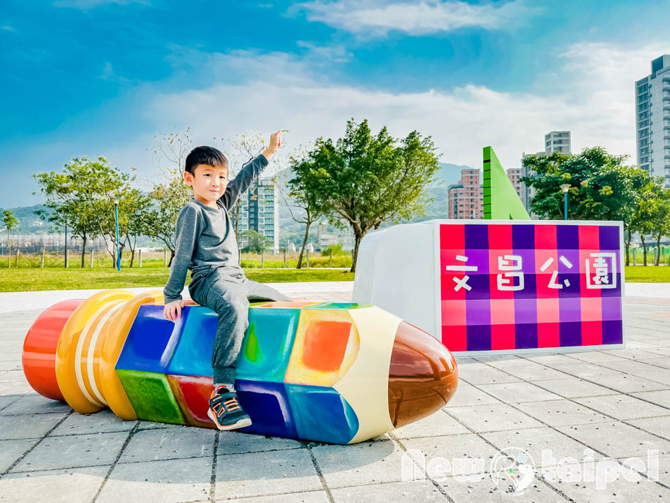 新北八里景點〡文昌公園〡筆薩斜塔五米高巨型彩虹筆, 文具們都被放大了, 文具主題遊戲場
