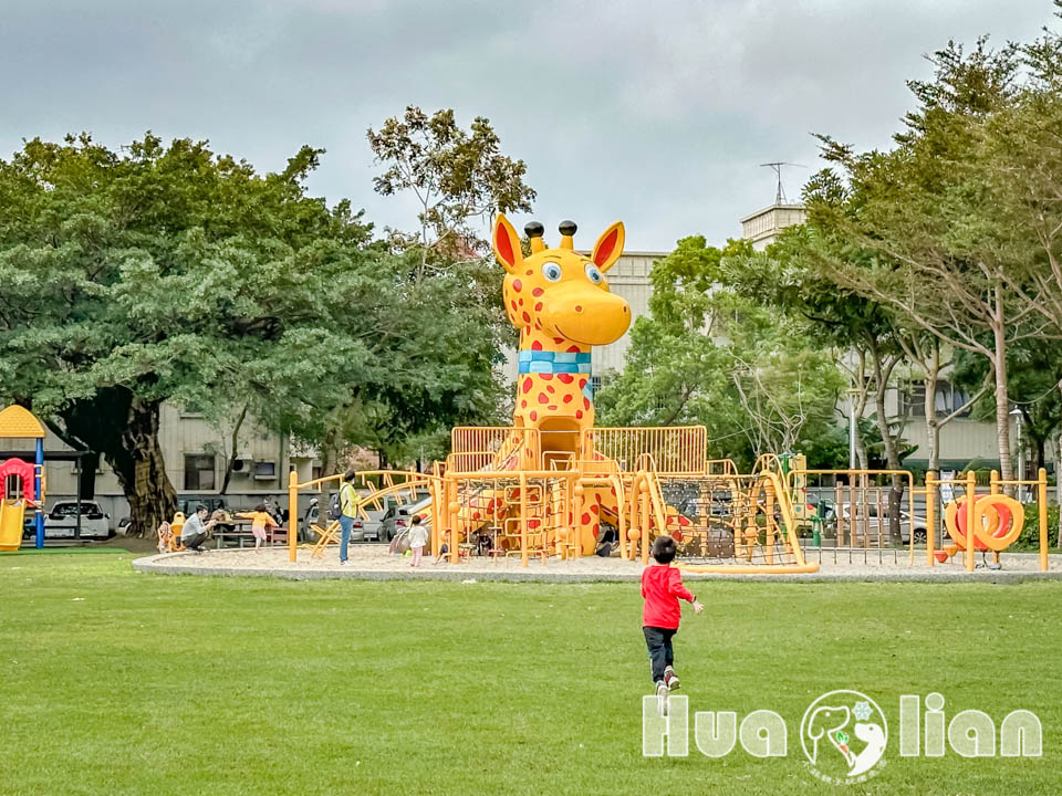 花蓮市區景點〡長頸鹿親子公園〡主題明確色彩鮮艷的長頸鹿公園, 挑戰多種攀爬網, 童趣造景沖洗區