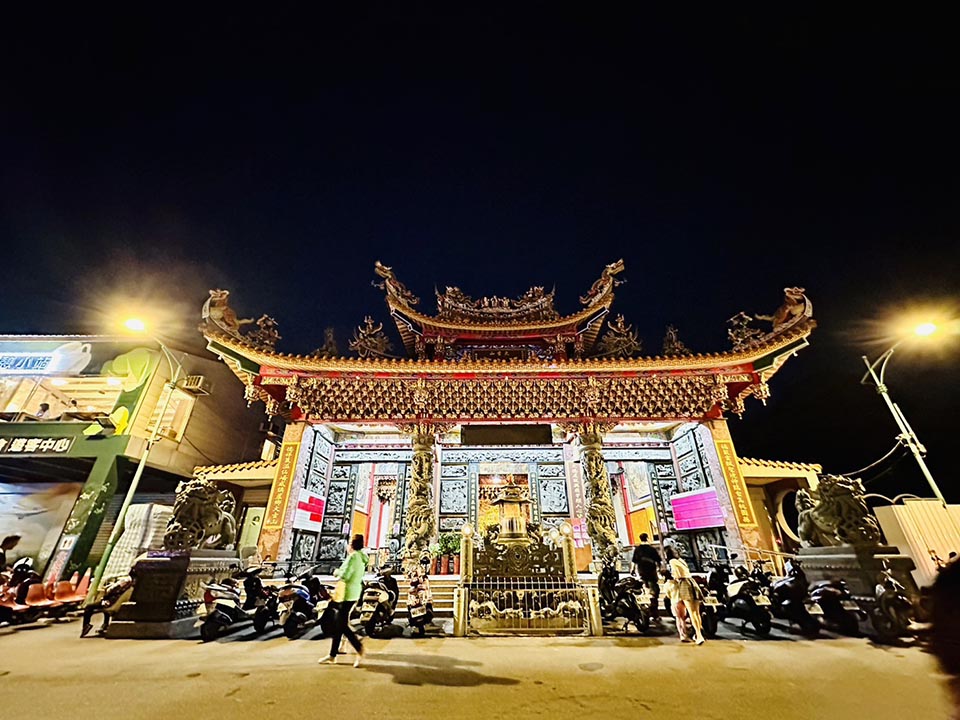 桃園蘆竹景點〡大古山登山步道公園〡白天觀看飛機起降, 晚上俯瞰蘆竹夜景, 超可愛飛機地景公仔, 初夏精彩光雕秀