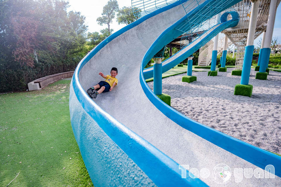 桃園觀音景點〡水之丘主題公園〡造型特別又好玩的飼料桶溜滑梯, 一桶三道速度感十足, 大人也能溜的滑梯, 小小共融遊戲場和砌石迷宮