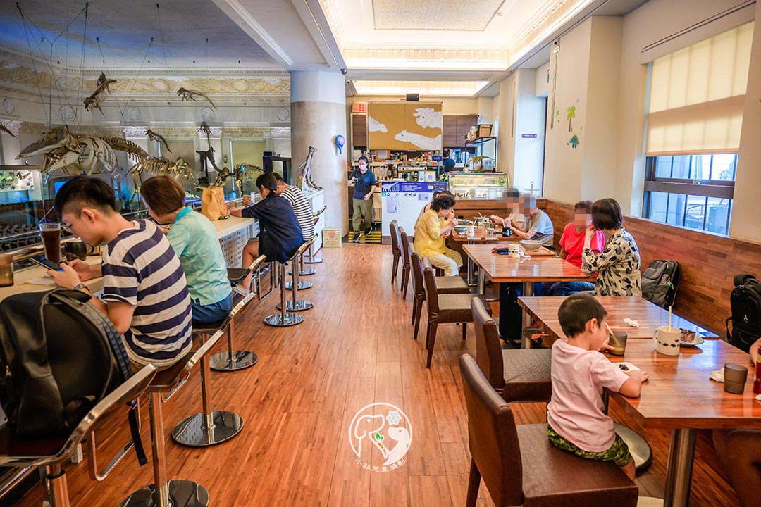 台北中正景點〡臺灣博物館古生物館〡重回巨型恐龍的遠古時代, 恐龍蛋巧克力蛋糕, 超真實立體動物標本