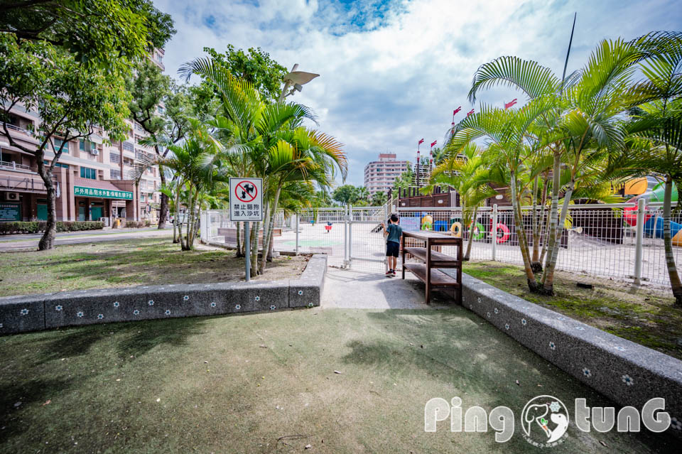 屏東市區景點〡永大公園〡海盜船型遊樂場, 大面積優質玩沙環境, 淡淡南洋風, 永大共融公園, 玩沙工具帶好帶滿