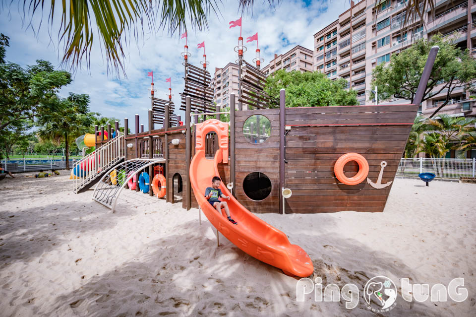 屏東市區景點〡永大公園〡海盜船型遊樂場, 大面積優質玩沙環境, 淡淡南洋風, 永大共融公園, 玩沙工具帶好帶滿