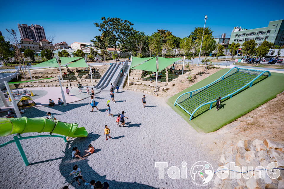 台中太平景點〡馬卡龍公園〡戶外最高溜滑梯, 共融遊戲區特色遊戲場, 幼兒滑步車練習區, 毛小孩專屬活動空間
