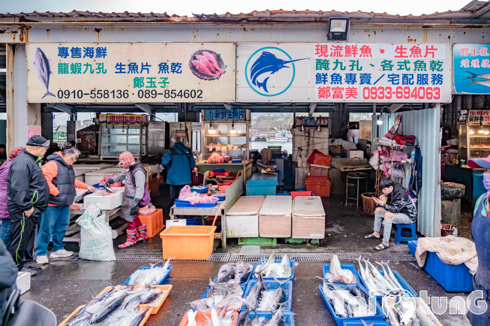 台東成功景點〡成功漁港〡東海岸最大的漁港, 現捕鮮魚拍賣會, 大船造型漁業大樓, 海味餐廳吃尚青料理