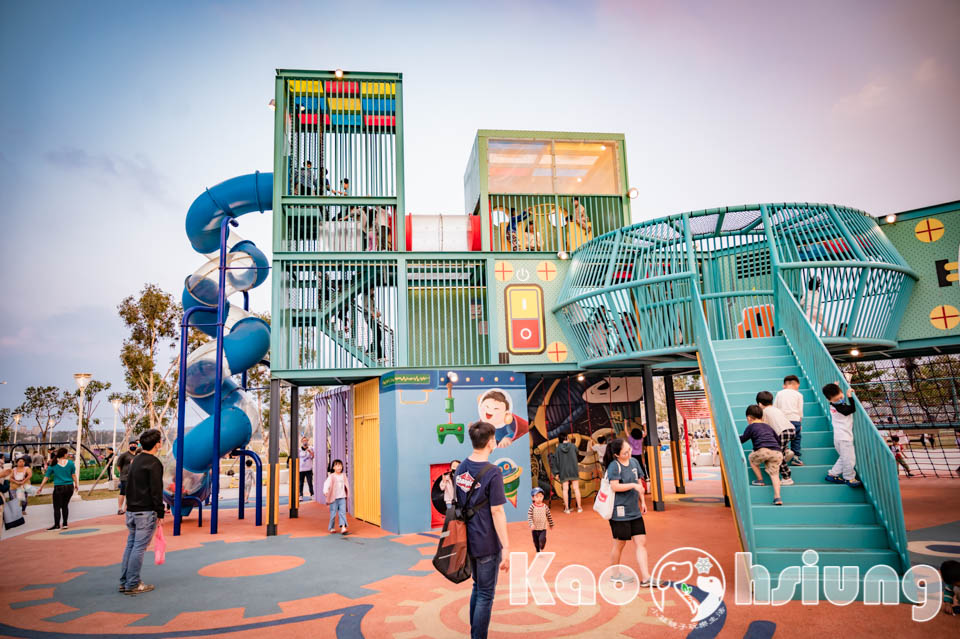 高雄鳳山景點〡保安公園〡機器人兒童貨櫃主題公園, 6大主題機器人遊戲場, 大沙坑攀爬網旋轉溜滑梯, 與機器人的星際冒險