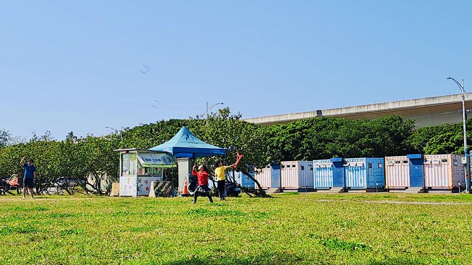 新北八里景點〡十三行文化公園〡巨型陶罐造型滑梯, 追風滑草區好放電, 親子放風箏好有趣, 人面陶罐互動區好特別, 佔地超大望海公園, 優美賞景平台與清靜步道