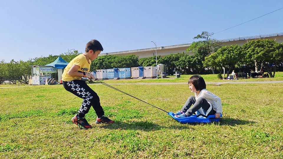 新北八里景點〡十三行文化公園〡巨型陶罐造型滑梯, 追風滑草區好放電, 親子放風箏好有趣, 人面陶罐互動區好特別, 佔地超大望海公園, 優美賞景平台與清靜步道