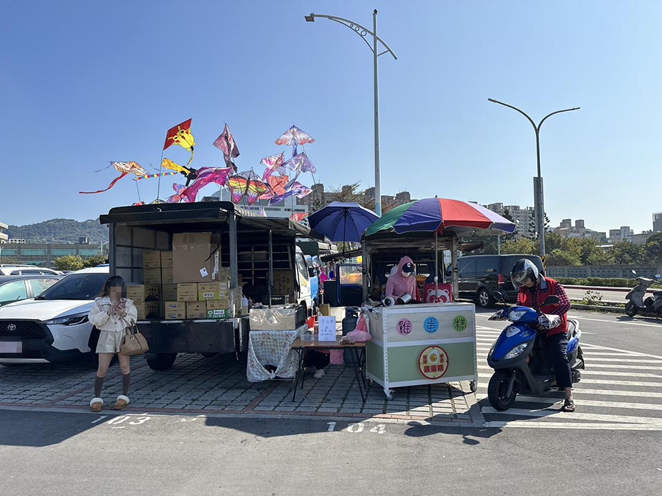 新北八里景點〡十三行文化公園〡巨型陶罐造型滑梯, 追風滑草區好放電, 親子放風箏好有趣, 人面陶罐互動區好特別, 佔地超大望海公園, 優美賞景平台與清靜步道