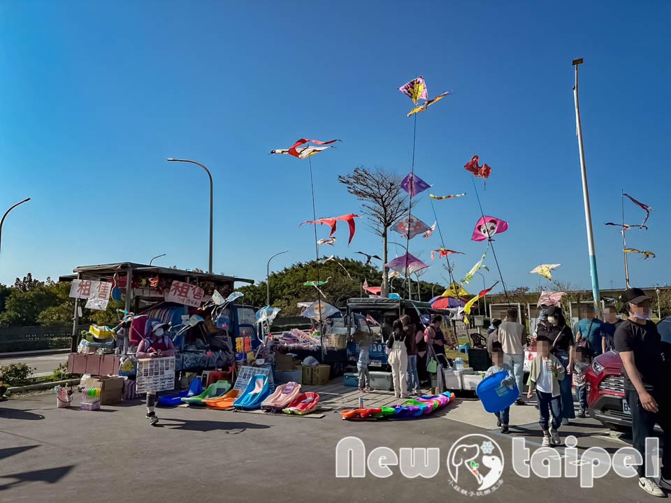 新北八里景點〡十三行文化公園〡巨型陶罐造型滑梯, 追風滑草區好放電, 親子放風箏好有趣, 人面陶罐互動區好特別, 佔地超大望海公園, 優美賞景平台與清靜步道